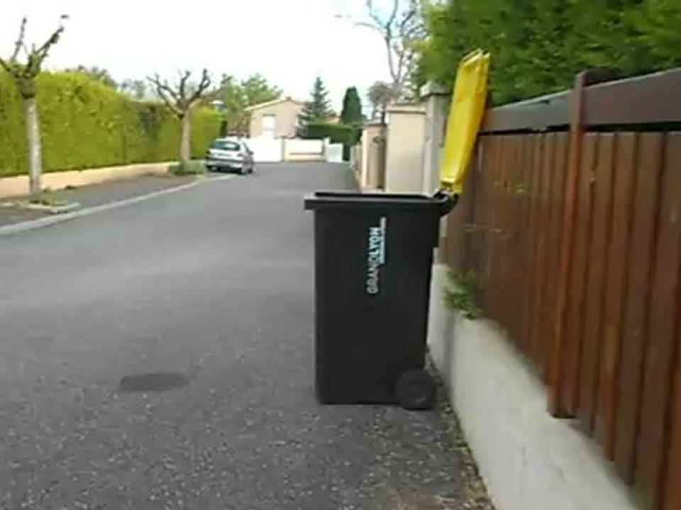 adri tir dans la poubelle