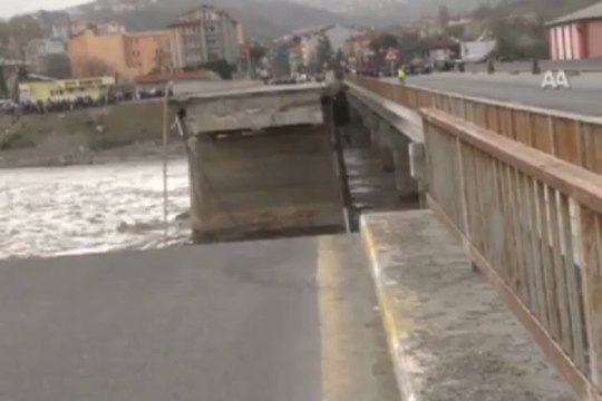 Köprü çöktü: 15 kayıp