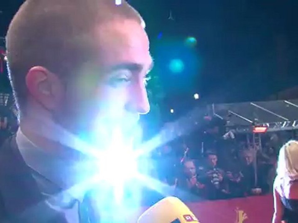 Интервью Роберта на красной дорожке "МД" (озвучка)