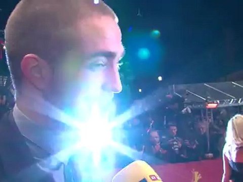 Интервью Роберта на красной дорожке МД (озвучка)