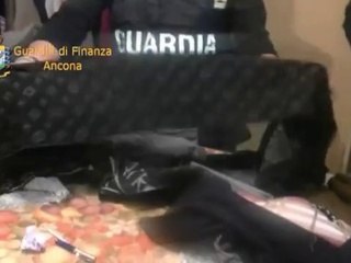 Macerata - Contraffazione, sigilli a laboratorio false griff (06.04.12)