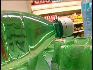 beve da bottiglia si sente male