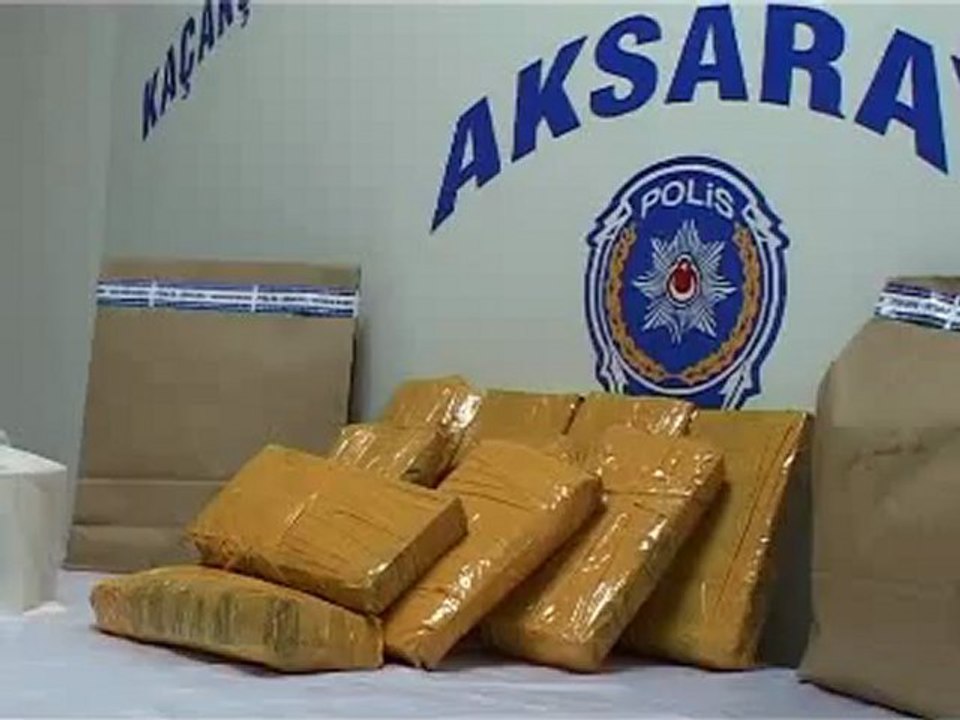 Aksaray'da denetimden kaçan minibüsten 11 kilo esrar çıktı