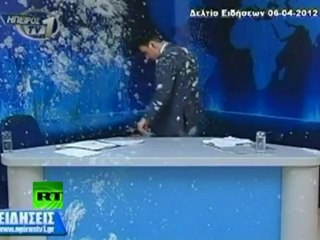 VIDEO: PRESENTADOR ‘FASCISTA’ ATACADO EN DIRECTO CON YOGURES Y HUEVOS EN GRECIA