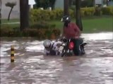 Chute moto sur une route inondée