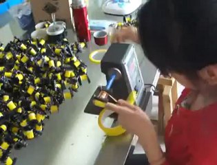 Otomatik trafo sarma makinesi haline gelen kadın