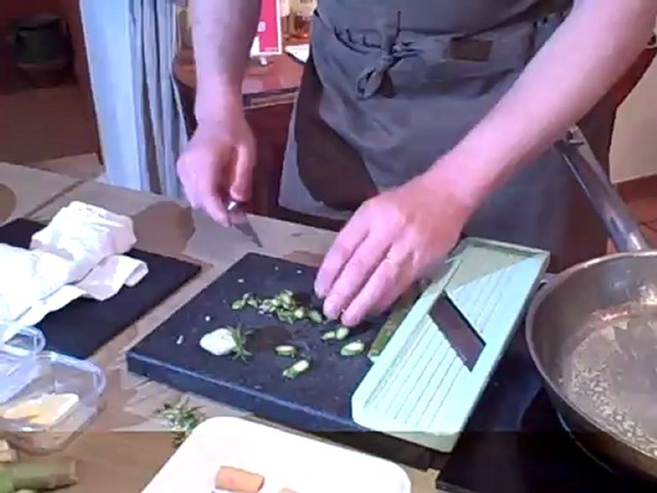 Asperges blanches, copeaux de foie gras et fraises vertes