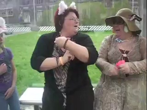 Fais la Poule .... Fais la POULE !!! Un délire à 3OO% ..JoYeuse PâQues ! ! !