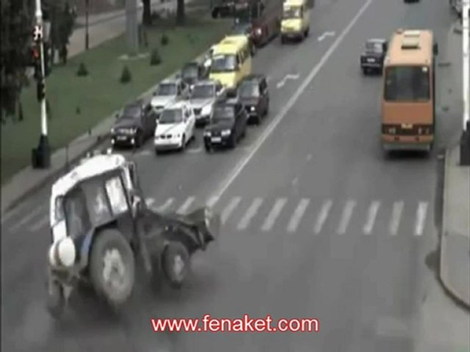 Traktör ambulansa çarparsa