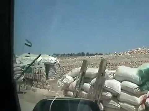 فري برس حلب علم الثورة يرفرف على مداخل عندان رغم انف كلاب الاسد 8 4 2012