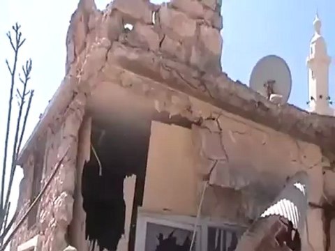 فري برس حلب اثار القصف على عندان من قبل الجيش الخائن8 4 2012
