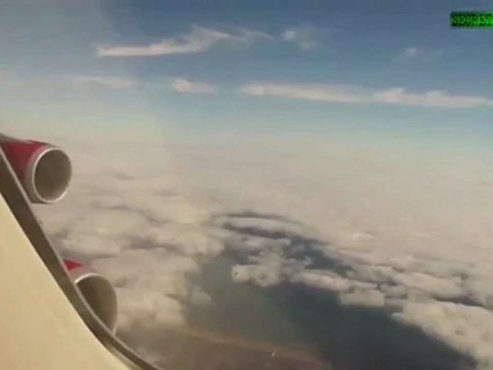 UFO .filmé d un avion.07.04. 2012