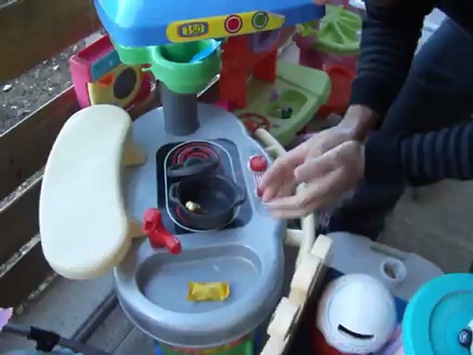 Shana cherche les oeufs de Paques 2012