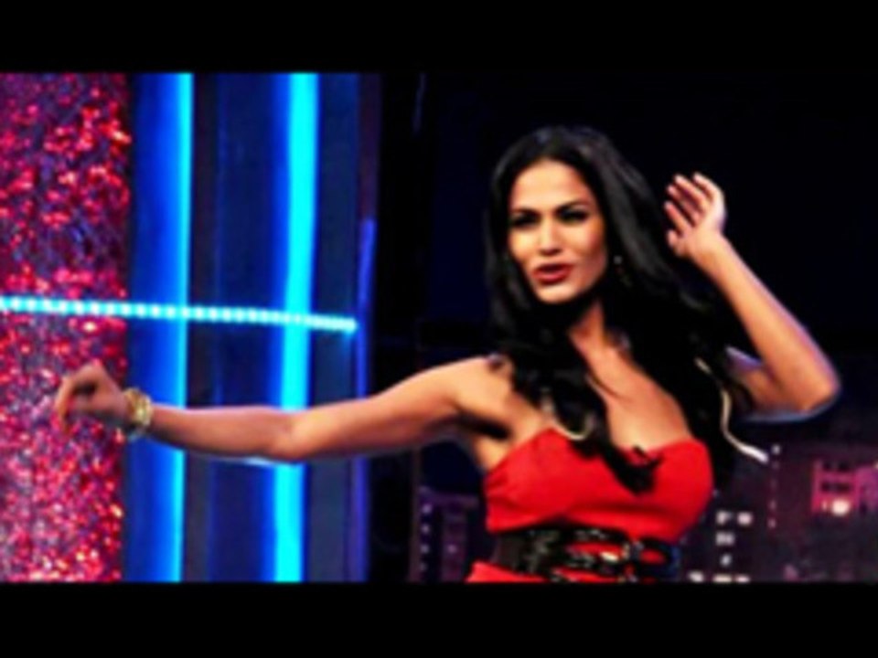 Veena Malik On The Sets Of 'Movers N Shakers'
