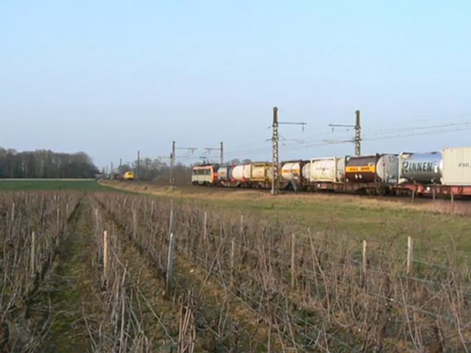 Croisement entre deux frets avec la BB 26000 et la BB 75092-63661-63846 à Vougeot