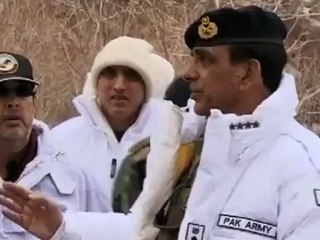 Pakistan army chief visits avalanche site
