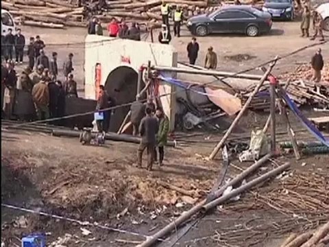 Rescuers rush to save China miners