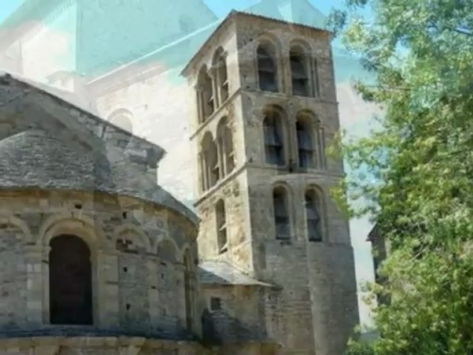visite de l'abbaye de  caunes  minervois vues de la cité de carcassonne