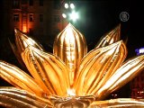 Гигантский золотой лотос установили в центре Киева
