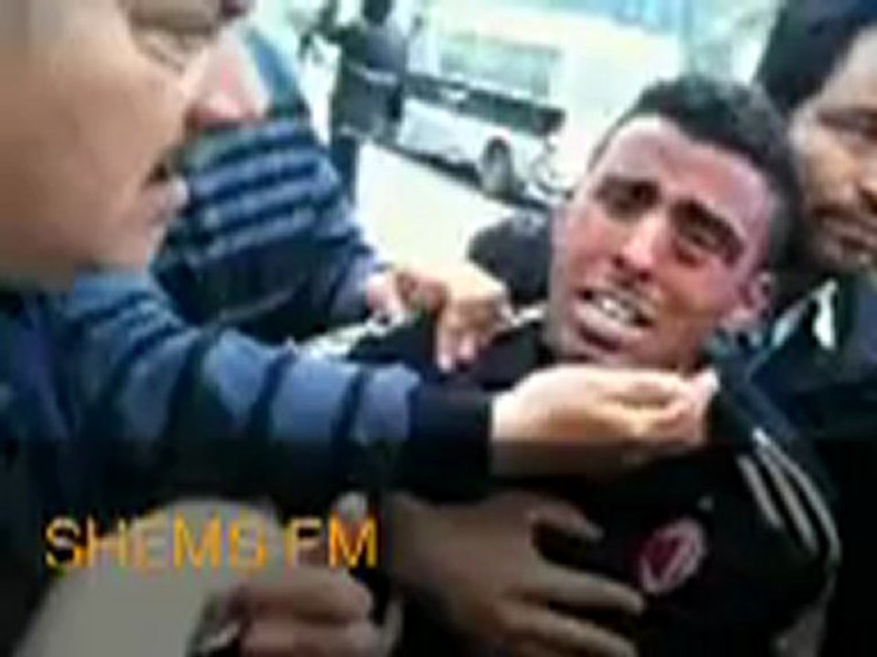 إبراهيم قصّاص يحمي متظاهر و يصيح لعنة اللّه عليكم