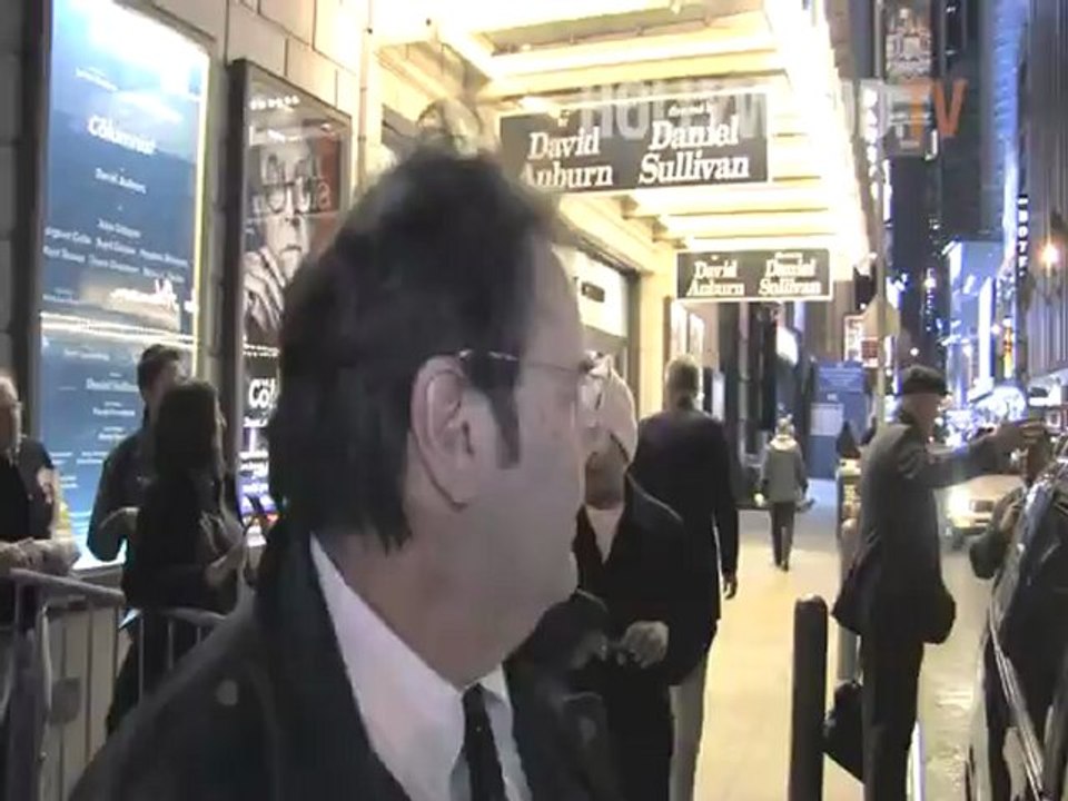 Dan Aykroyd y John Lithgow dejando el Samuel J. Friedman Theatre