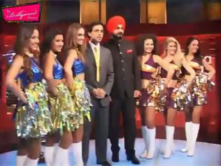 Ritesh Deshmukh & Tusshar Kapoor Pose With Cheer Girls