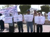 موظفى الطب البيطرى يواصلون احتجاجه أمام محافظة السويس‎