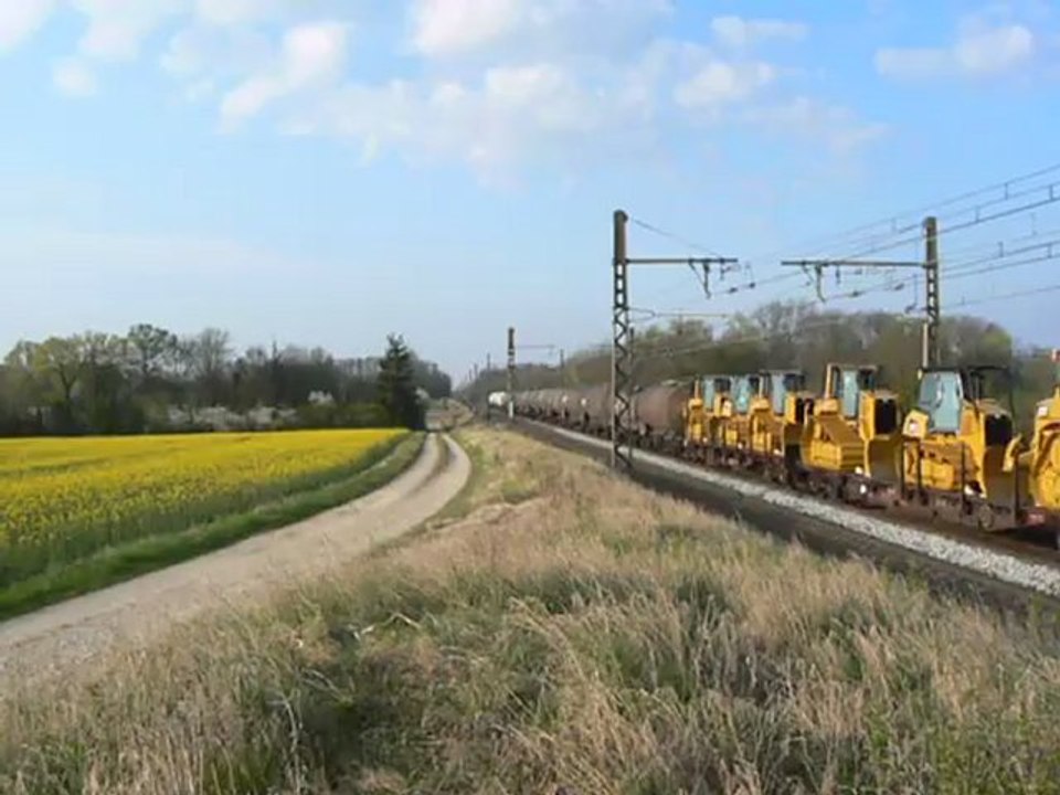Un beau fret avec la BB 27032 et un chargement d'engins de travaux