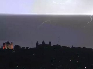 orage au dessus du palais de la reine à madagascar