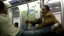 Un homme interrompt une bagarre dans le métro