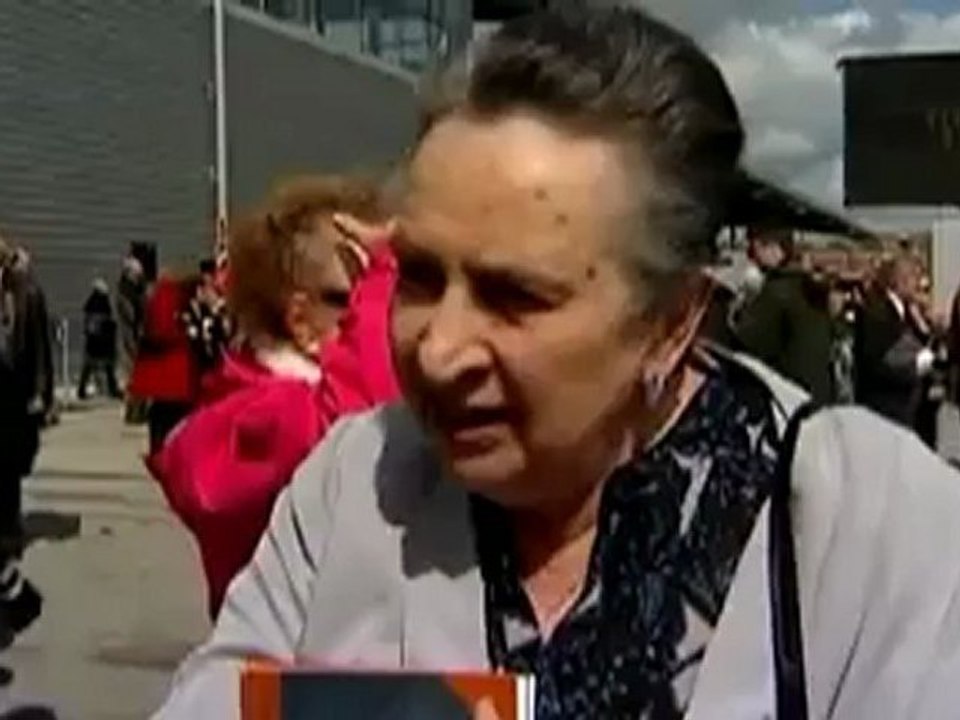 Titanic victims' descendants hold memorial in English port