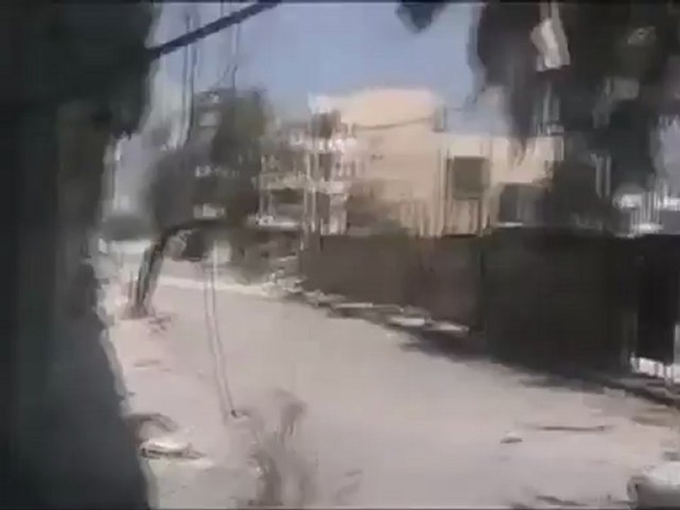 فري برس حمص لحظة سقوط القذائف على منازل المدنيين وتصاعد الدخان الكثيف 10 4 2012