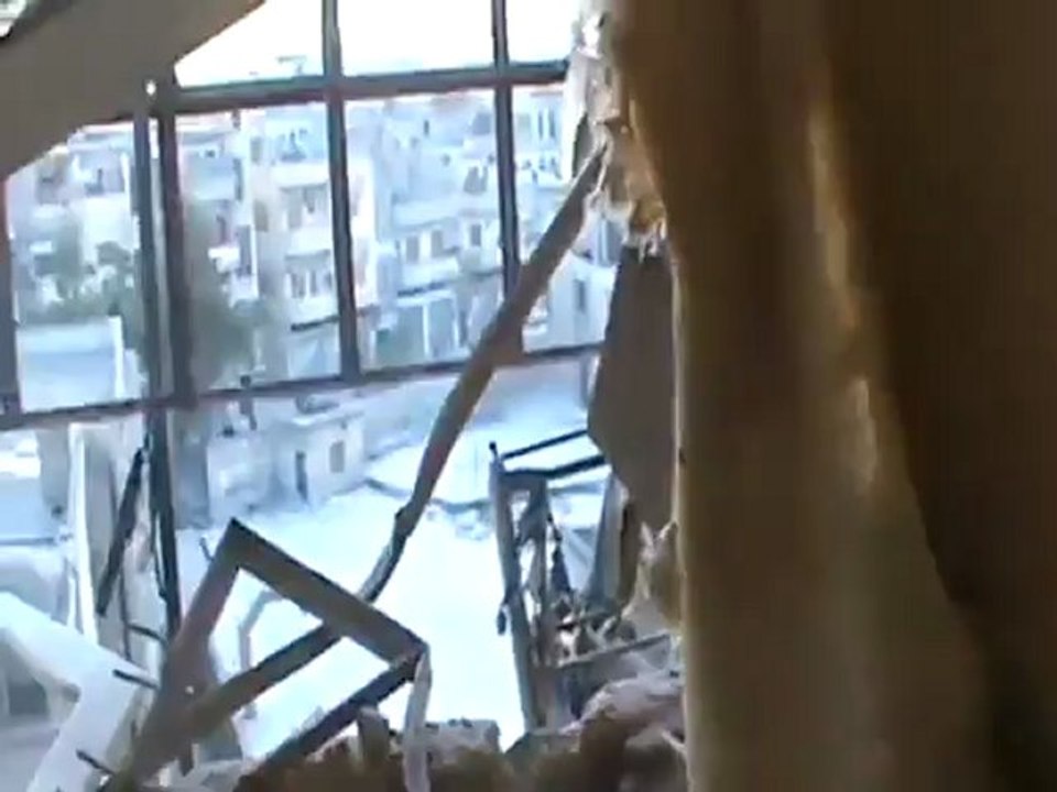 فري برس حمص جولة في أحد منازل حي الخالدية بعد القصف العنيغف على الحي 10 4 2012