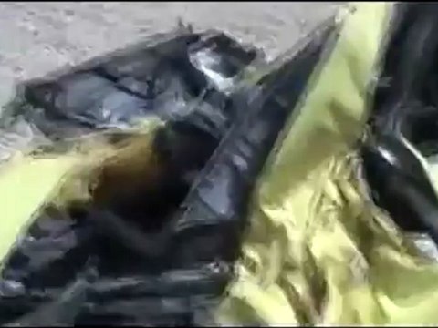 فري برس حمص سقوط قذيفة هاون على أحدة سيارات المواطنين10 4 2012