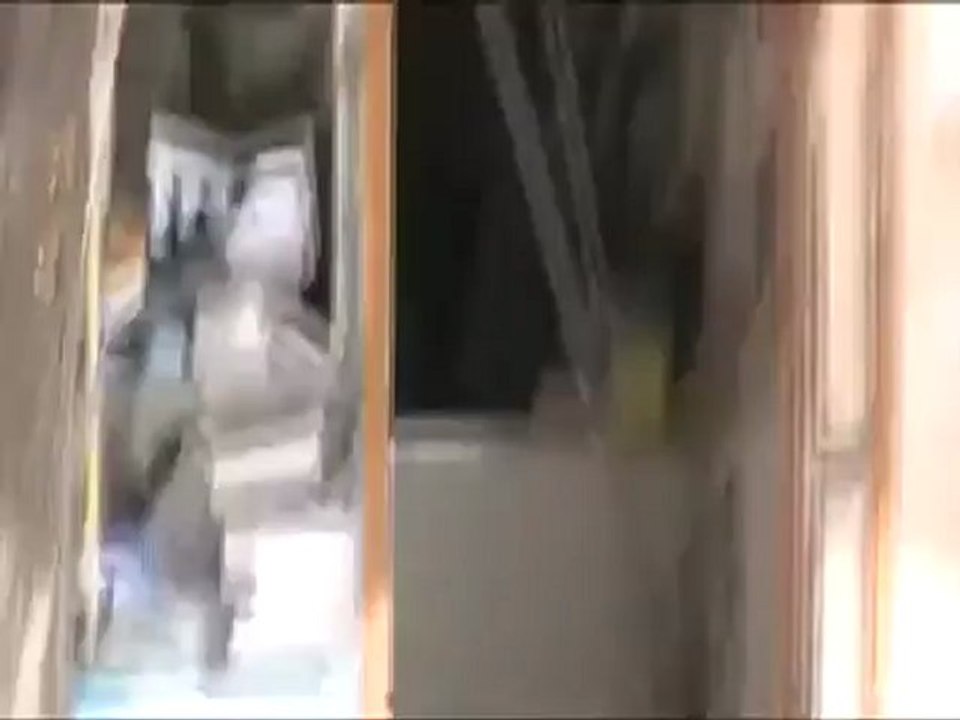 فري برس حمص أثار القصف العنييف على منازل المدنيين في حي الخالدية 10 4 2012