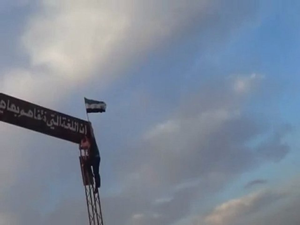 فري برس  حلب مارع تحدي الاهالي ورفع علم الاستقلال 10 4 2012