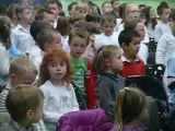conthy : les enfants chantent à l'unisson
