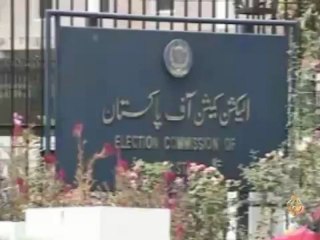 تعديل على قانون يتيح لمشرف الترشح للرئاسة مع قيادة الجيش