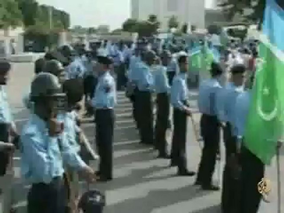 اعتقال نواب معارضين لولاية ثانية لمشرف في إسلام آباد