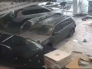 Kızgın müşteri aracıyla oto galeriye daldı