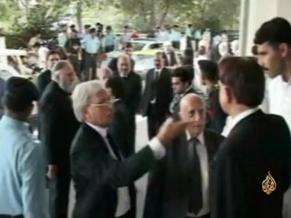 رئيس الوزراء الباكستاني يقدم أوراق ترشيح الرئيس مشرف