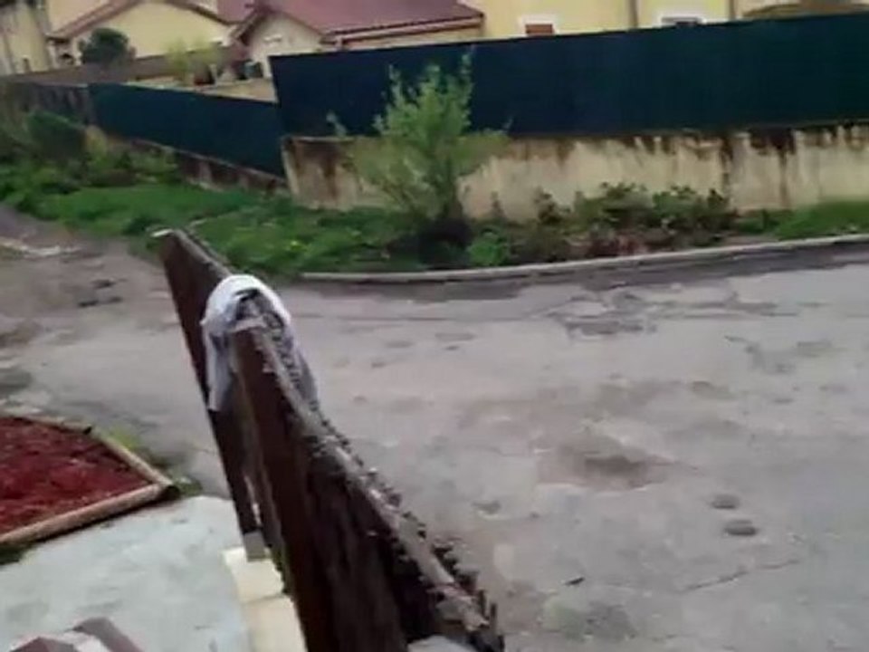 TIR DANS UNE POUBELLE AU DESSUS D UNE PALLISSADE