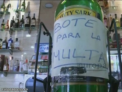 Un bar permite fumar a los clientes