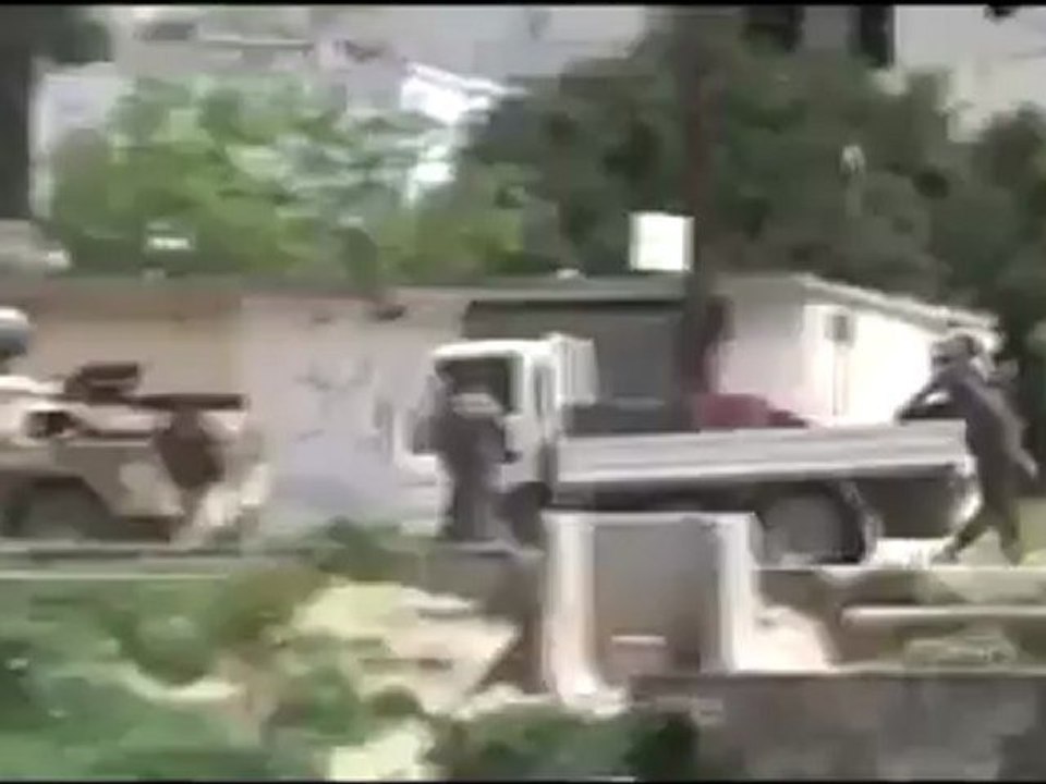 فري برس ريف حماه المحتل دبابات وحواجز الجيش الأسدي في قلعة المضيق 10 4 2012