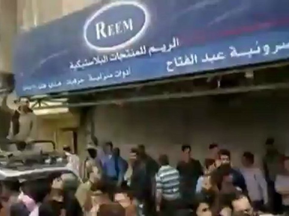U.N. monitors face angry citizens in Syria