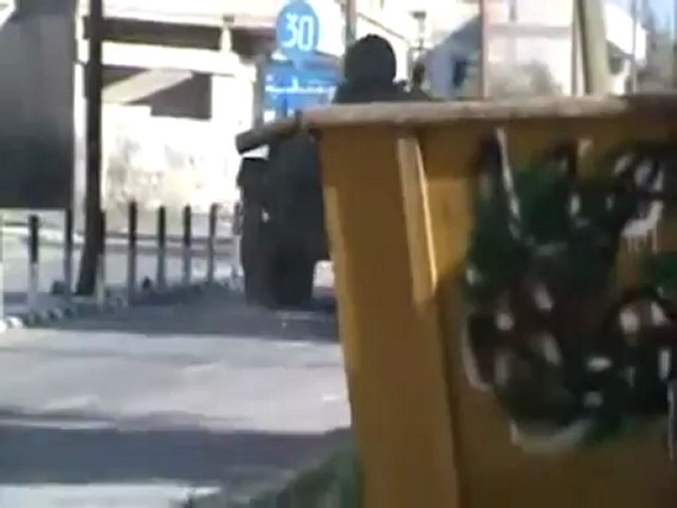 فري برس درعا قطعان الأسد وهي تدخل بصرى الشام 11 4 2012