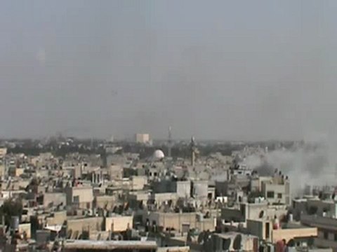 فري برس حمص لحظة سقوط الصواريخ على منازل المدنيين وإنتهاك لهدنة عنان حمص حي الخالدية 11 4 2012