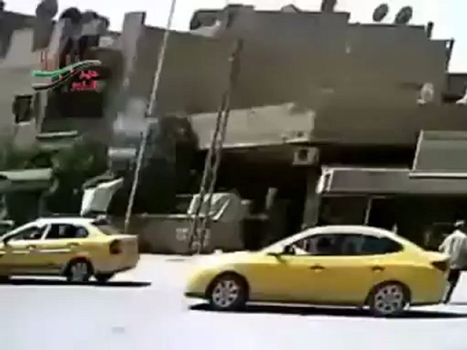 فري برس  دير الزور  دبابات الجيش النظامي في وسط مدينة دير الزور دوار غسان عبود 11 4 2012