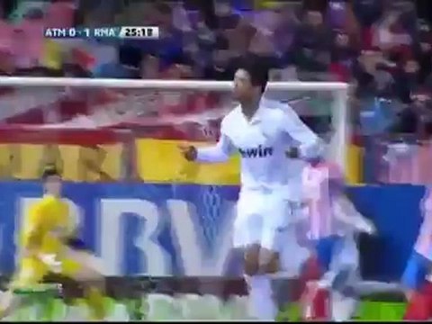 Le joli coup franc Cristiano Ronaldo contre l'Altetico (11.04.2012)