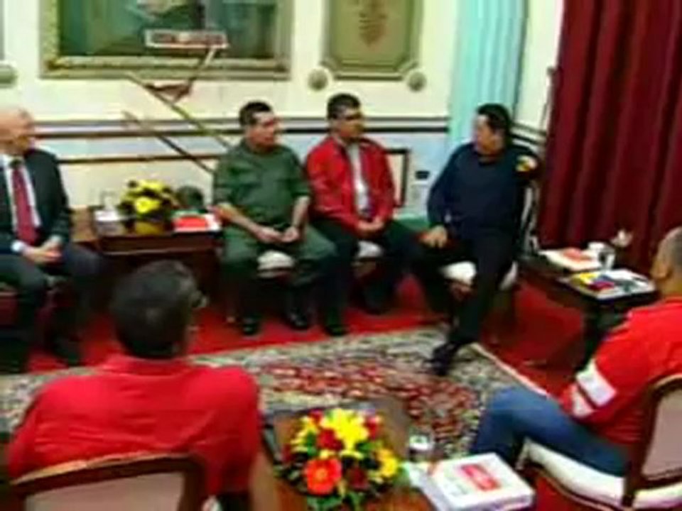 (VÍDEO) Chávez a su regreso a Miraflores  Gracias al pueblo y sus mártires fracasó el plan golpista de hace 10 años  1/4